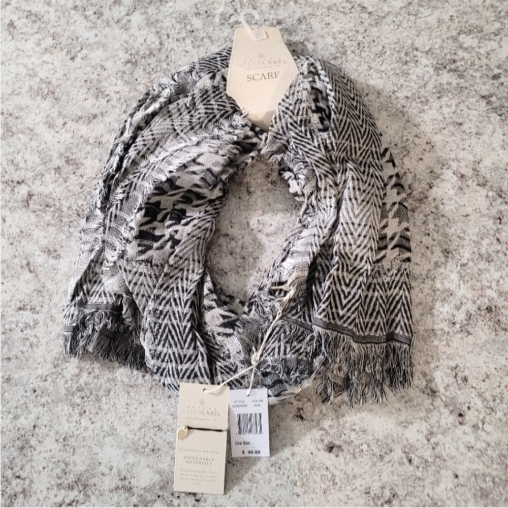 NWT Quagga Green Label Scarf Black and White Overtoom Wrap Free Bracelet